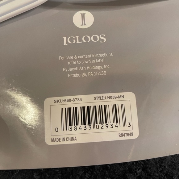 NWT navy blue Blanket scarf.  So versatile.  Many ways of wearing.  One size. - Picture 2 of 3